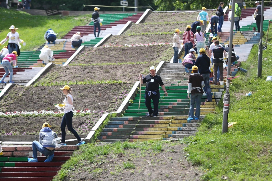 Чистый город: как прошел субботник в Соломенском парке