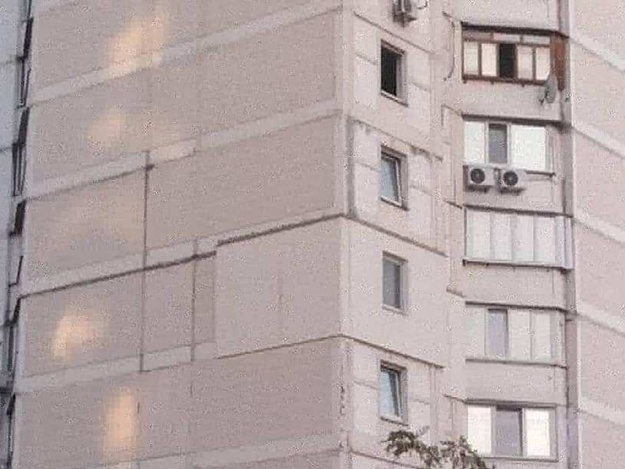 На Троещине подросток обстреливает из окна людей