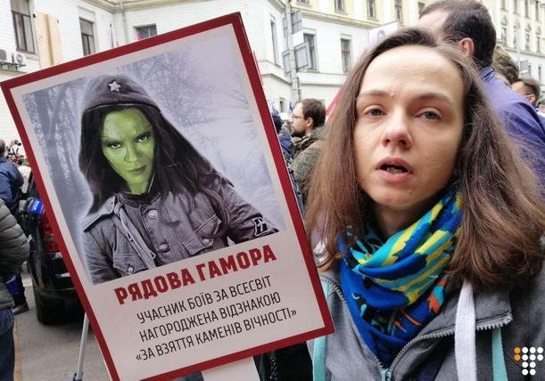 Слава Таносу - смерть врагам: в Киеве прошел антимитинг с героями киновселенной Marvel