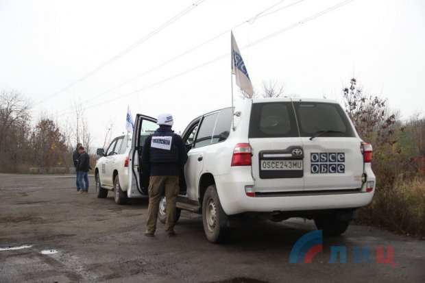Как разводит войска возле Золотого Украина и оккупанты: видео, фото