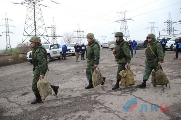 Как разводит войска возле Золотого Украина и оккупанты: видео, фото