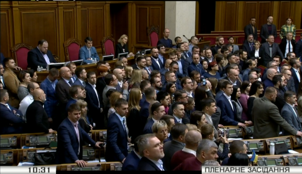 Слуга народа всей фракцией вышла к трибуне Рады из-за выступления Порошенко: фото, видео