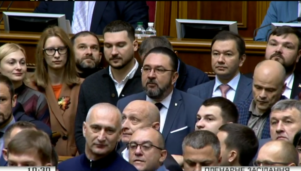 Слуга народа всей фракцией вышла к трибуне Рады из-за выступления Порошенко: фото, видео