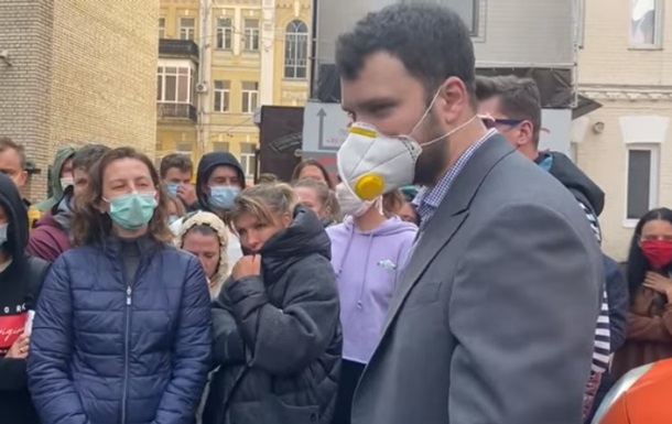 В киевский отель к эвакуированным туристам приехал министр