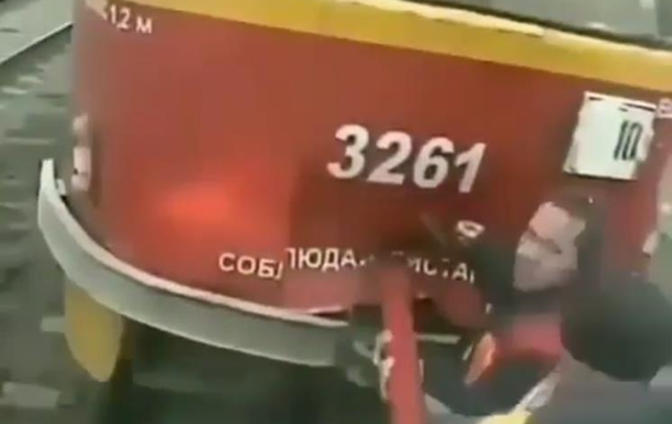 Неудачливый человек устроился на работу с подругой