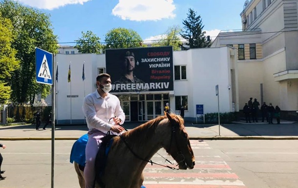Пловец из Гидропарка приехал в МВД на лошади