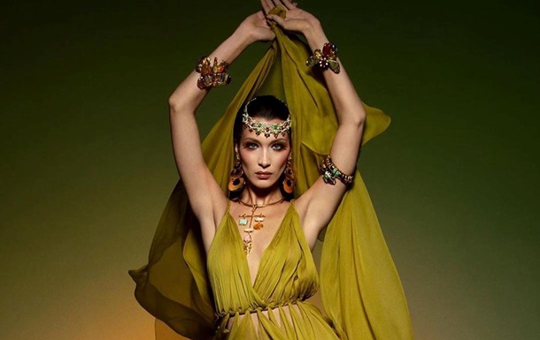 Белла Хадид снялась в прозрачном платье для Vogue