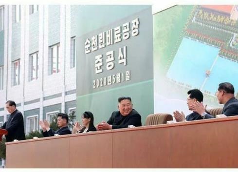 СМИ КНДР показали первые фото Ким Чен Ына после отсутствия