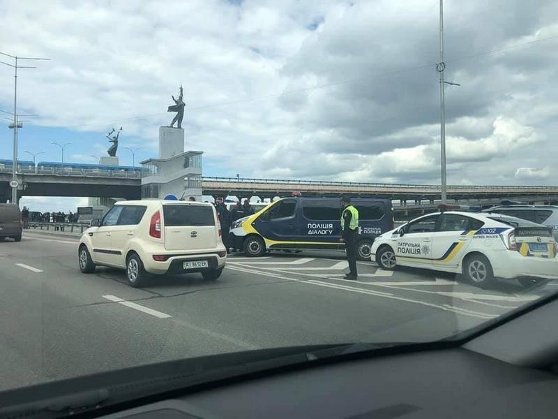 Минирование Моста метро в Киеве: появились первые фото и видео