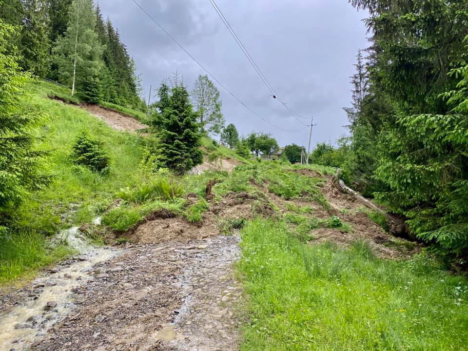 Оползни уничтожили живописное озеро в Карпатах (фото)
