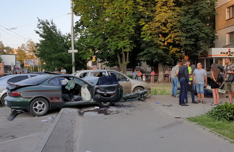 В Полтаве легковушка на большой скорости таранила ряд припаркованных авто (фото, видео)
