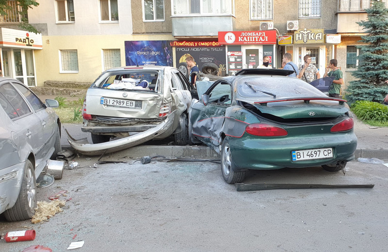 В Полтаве легковушка на большой скорости таранила ряд припаркованных авто (фото, видео)
