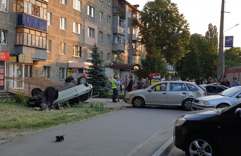 В Полтаве легковушка на большой скорости таранила ряд припаркованных авто (фото, видео)