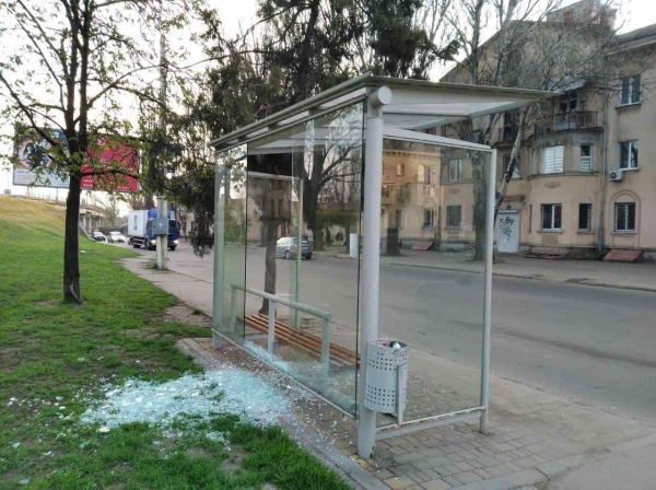 В Одессе разбили еще одну стеклянную остановку: ее установка обошлась городу в 93 тысячи. Фото
