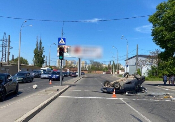 В районе улицы Балковской перевернулась машина: есть пострадавший 