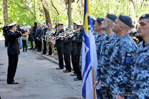 В Одессе столетнего морпеха-ветерана поздравили с военным оркестром