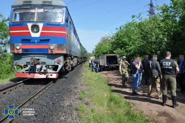 
                                                                        Ежемесячно сливали до 150 тонн дизеля. На Укрзализныце разоблачили масштабные хищения
                                                                                                                                                                                                                    