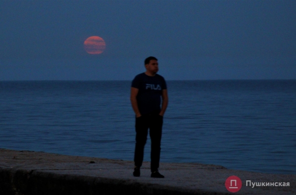 Как одесситы на берегу Черного моря красную суперлуну встречали. Фоторепортаж