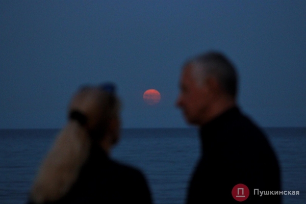 Как одесситы на берегу Черного моря красную суперлуну встречали. Фоторепортаж