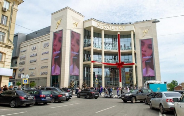 В Харькове парень пытался спрыгнуть с балкона ТРЦ