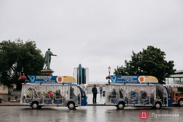 Дождь, ветер, холодрыга: как в Одессе стартовало лето. Фоторепортаж