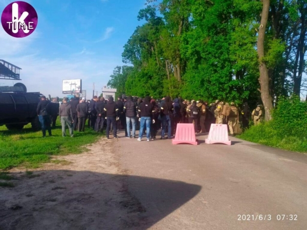 Рынок «Столичный» захватили вооруженные титушки: на месте работает спецназ и Нацгвардия