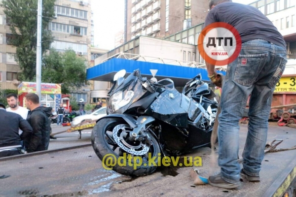 Смертельное ДТП в центре Киева: мотоциклист врезался в такси