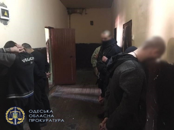 В Одессе будут судить мужчину и его подельников, которые организовали поставки наркотиков в колонию. Фото