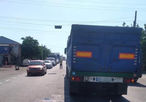 Попала в мертвую зону: под Одессой женщину переехал грузовик