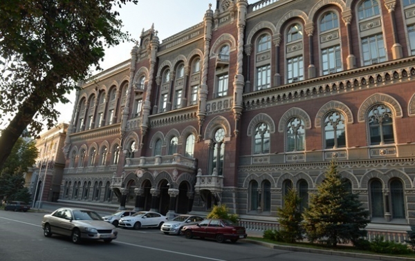 НБУ решил меньше запасаться валютой