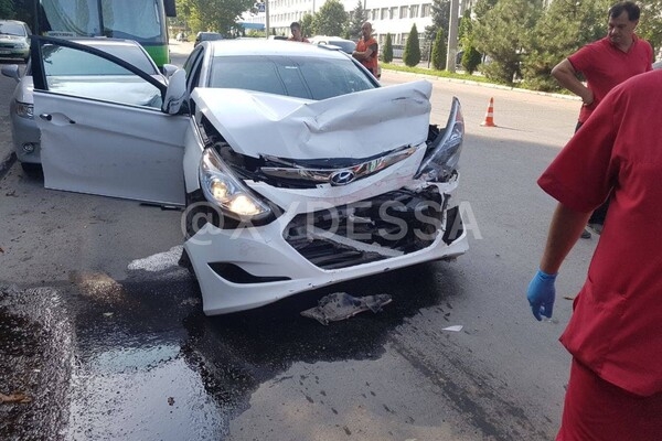 Два похожих ДТП: в Одессе водителям троллейбуса и маршрутки стало плохо за рулем