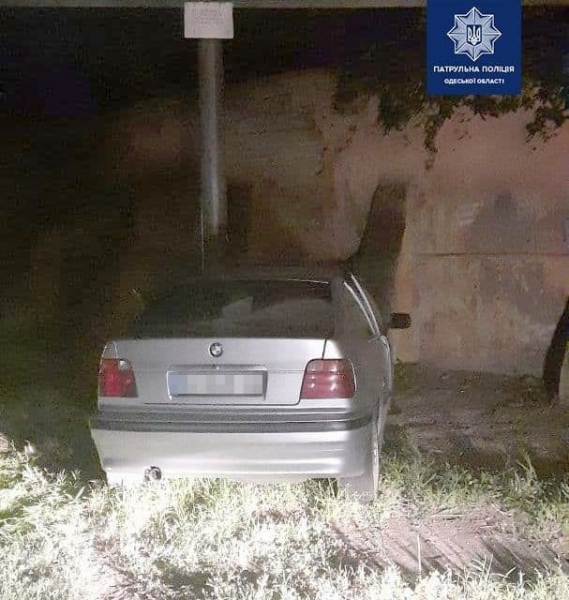 На Балковской пьяный водитель на BMW не справился с управлением и врезался в столб. Фото