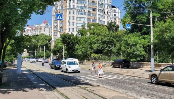 Брусчатка Французского бульвара покрылась пластиковой разметкой 