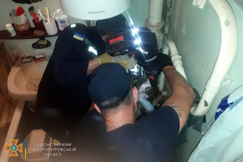 У Дніпрі рятувальники прийшли на допомогу жінці похилого віку, яка застрягла у туалеті на кілька днів