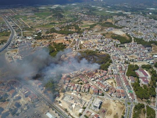 У Туреччині вирують лісові пожежі: в курортній Анталії почалася евакуація
