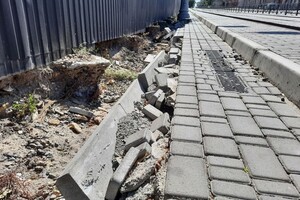 Год после капитального ремонта: в Одессе начал разрушаться спуск Маринеско
