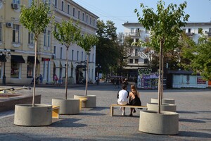 Cкамейки и теневики: как преображают Греческую площадь