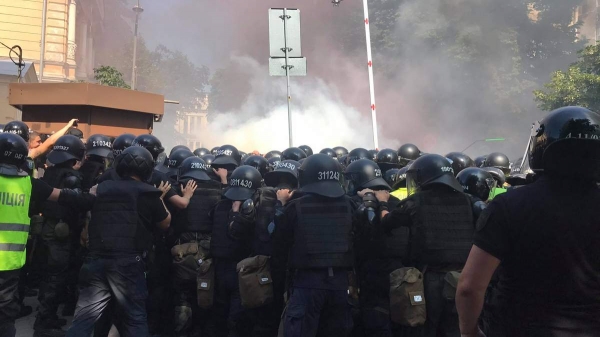 Под Офисом президента митингует Нацкорпус — пострадали 8 полицейских