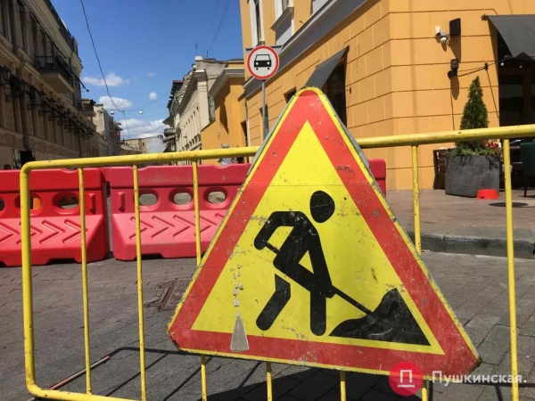 На улице в центре Одессы отремонтируют тротуар, но только на одной стороне