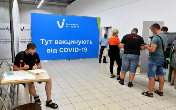 Полгода с начала вакцинации: сколько украинцев успели привить от коронавируса