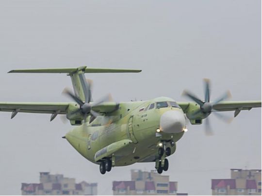 В Росії загорівся у повітрі й впав на землю новітній військово-транспортний літак з трьома людьми на борту