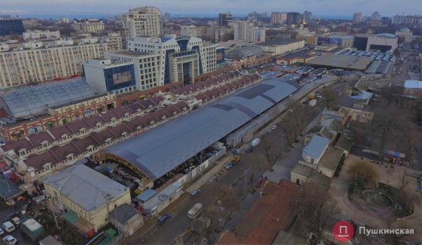 Планы мэрия прогнать грузовики с обновленного Новощепного ряда внутрь «Привоза» пока не осуществятся