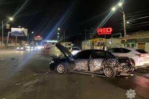 На большой скорости врезался в три авто: на Пересыпи произошло ДТП с пострадавшими