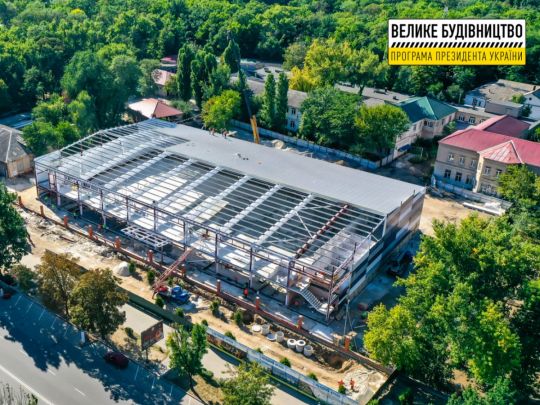 «Велике будівництво» Зеленського рекордними темпами зводить льодову арену в Мелітополі