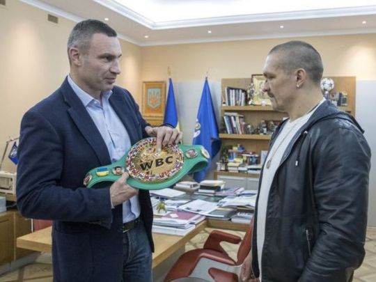 Віталій Кличко подарував Усику чемпіонський пояс, яким володів Мухаммед Алі