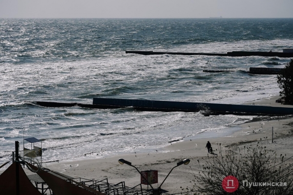 Взволнованное море под ярким солнцем: как побережье Одессы встретило первый шторм. Фоторепортаж