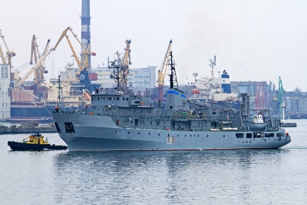 Возле Змеиного терпит бедствие военный корабль