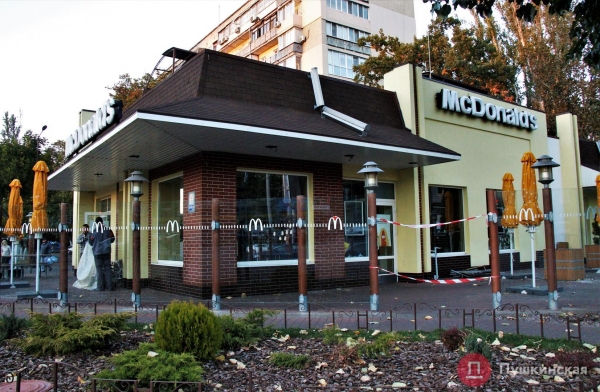 МакДональдз на площади Толбухина закрыли на реконструкцию: ездить мимо может стать удобнее