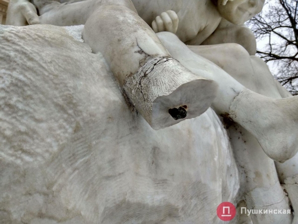 Ребенку-скульптуре в самом центре Одессы вернули ступню, но ремонтировать весь памятник пока не будут