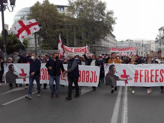 Саакашвілі не допоміг: опозиція програла муніципальні вибори у Грузії